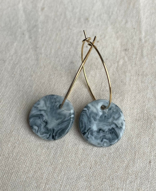 Boucles d’oreilles créoles en porcelaine émaillée bleu foncé, motif marbré, anneaux dorés