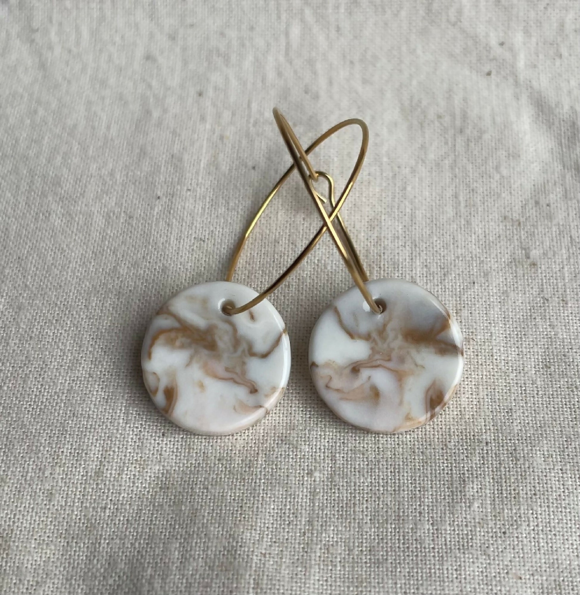 Boucles d’oreilles créoles en porcelaine émaillée blanche, motif marbré beige, anneaux dorés