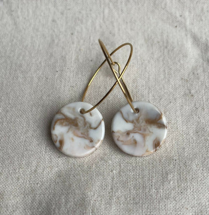 Boucles d’oreilles créoles en porcelaine émaillée blanche, motif marbré beige, anneaux dorés