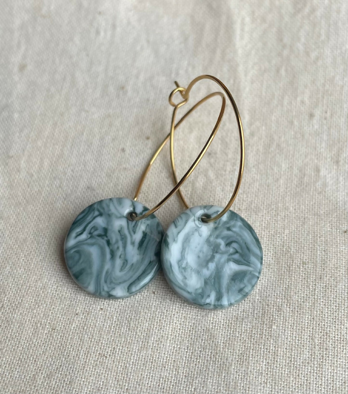 Boucles d’oreilles créoles en porcelaine émaillée bleu clair, motif marbré, anneaux dorés
