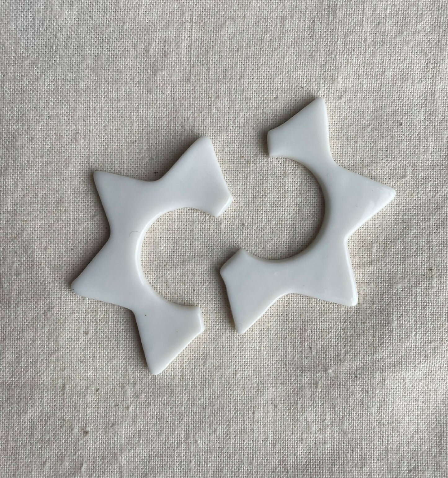 Boucles d’oreille en porcelaine en forme d’étoile, blanc