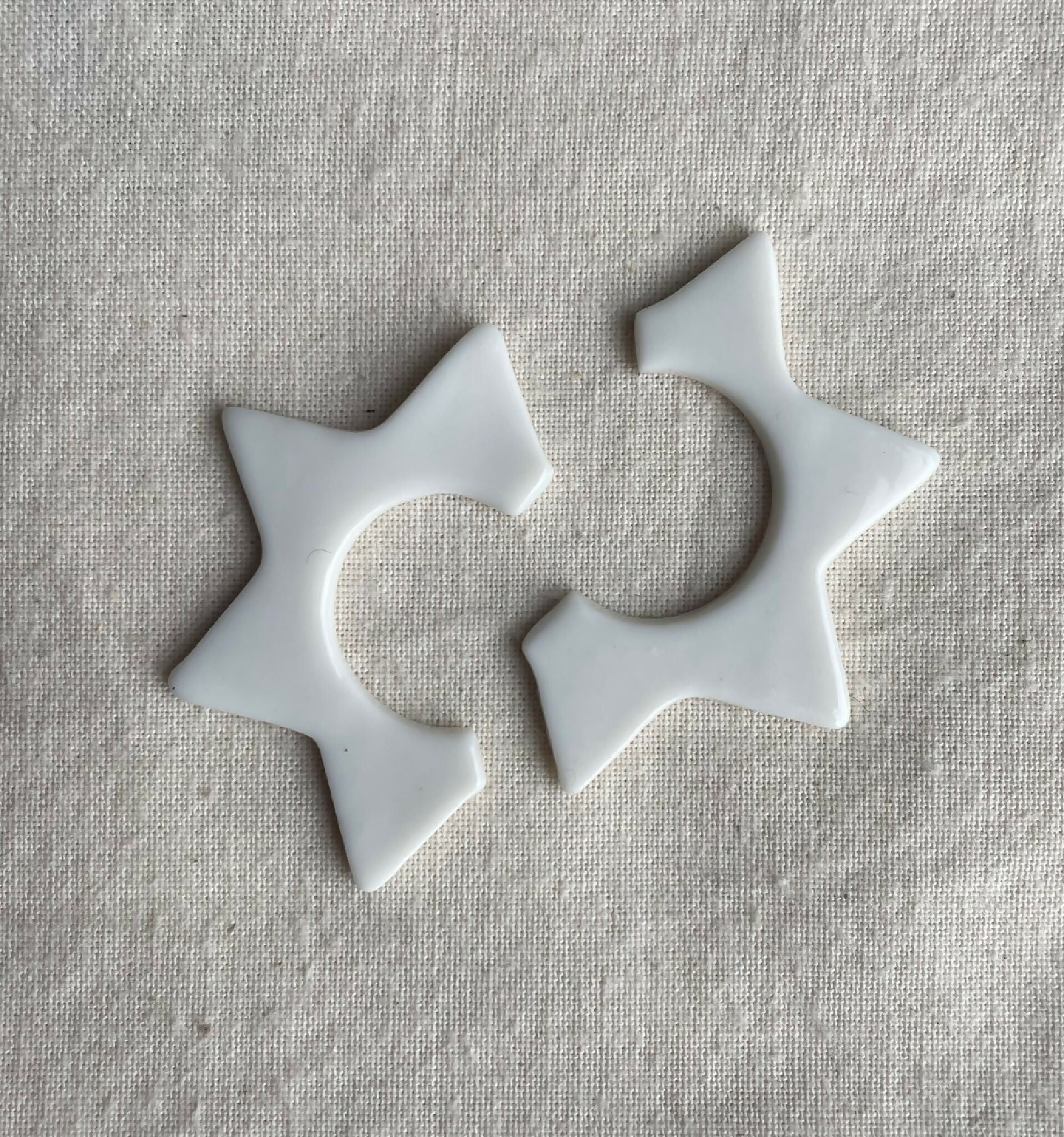 Boucles d’oreille en porcelaine en forme d’étoile, blanc