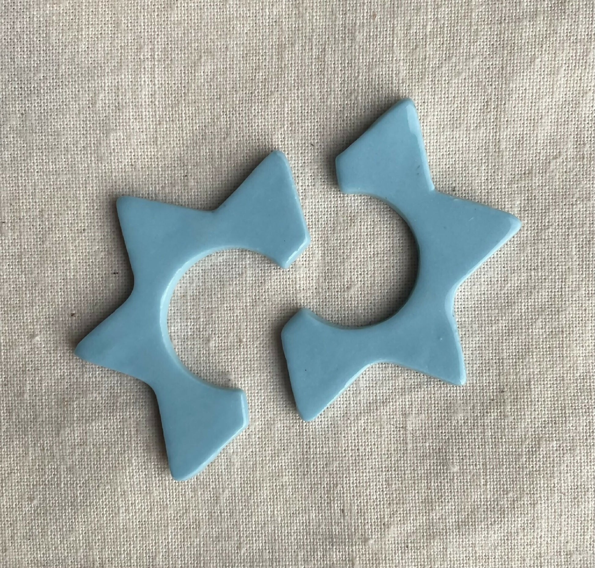 Boucles d’oreille en porcelaine en forme d’étoile, bleu clair