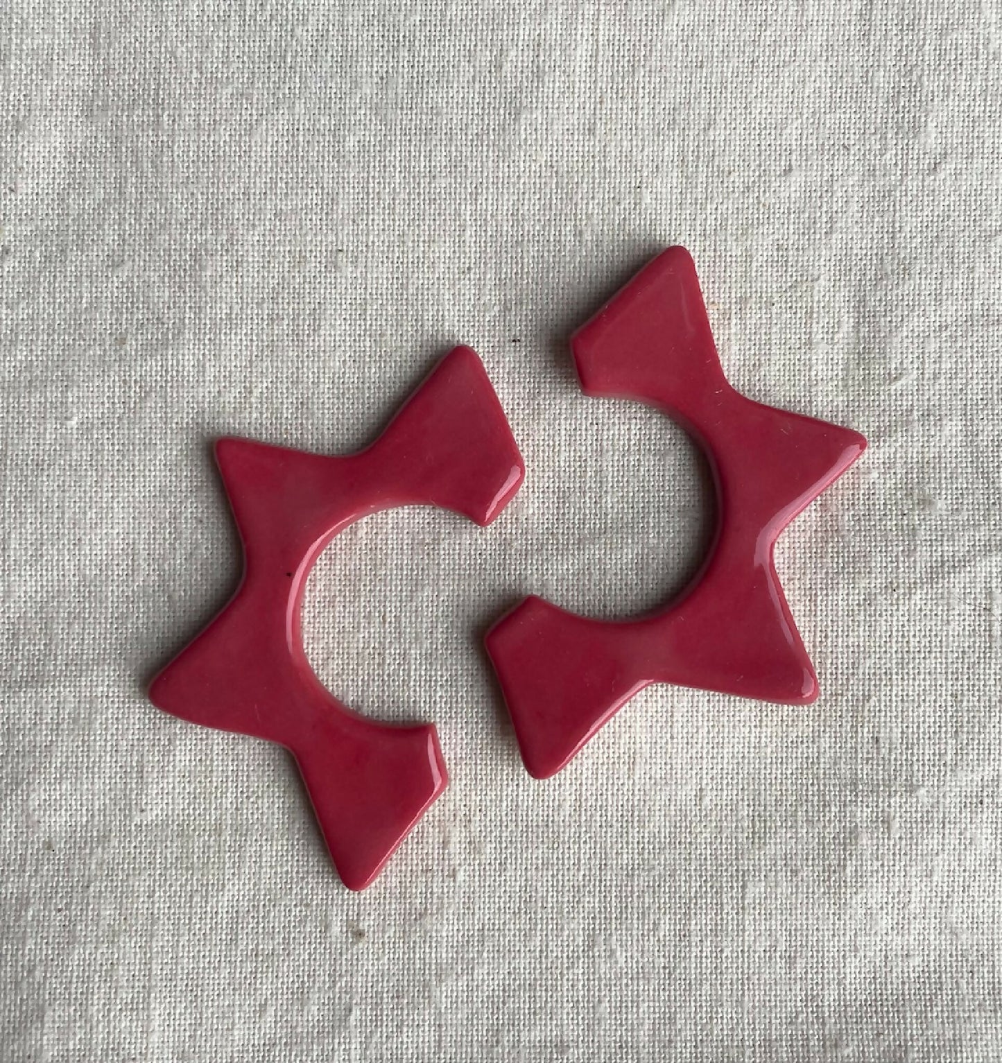 Boucles d’oreille en porcelaine en forme d’étoile, couleur framboise foncée