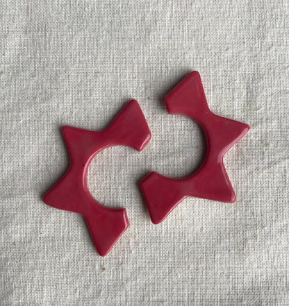 Boucles d’oreille en porcelaine en forme d’étoile, couleur framboise foncée