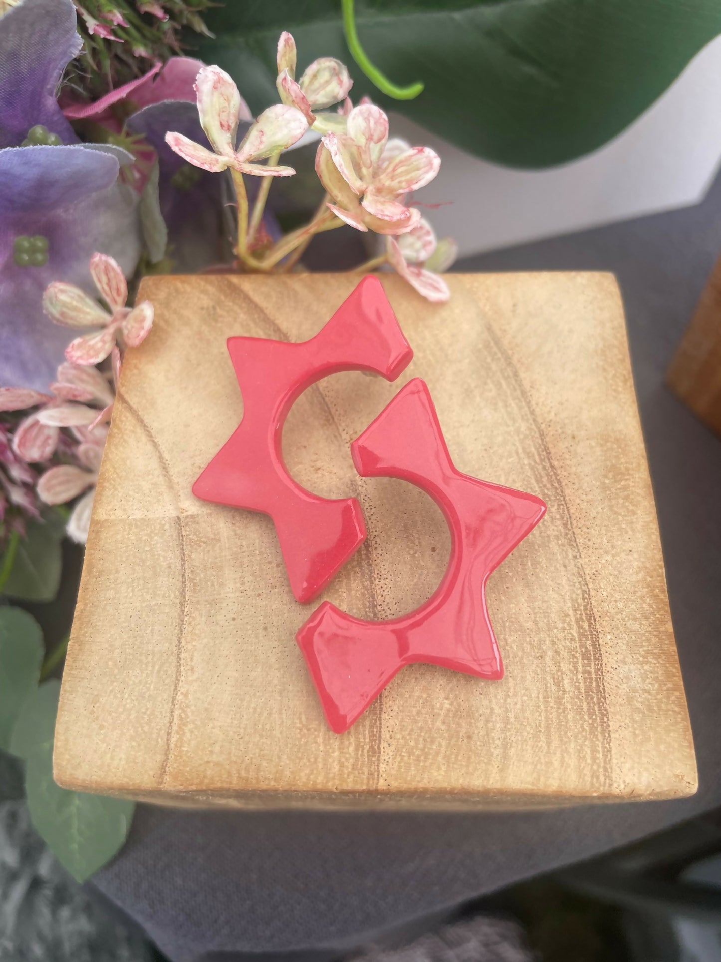 Boucles d’oreille en porcelaine en forme d’étoile, framboise