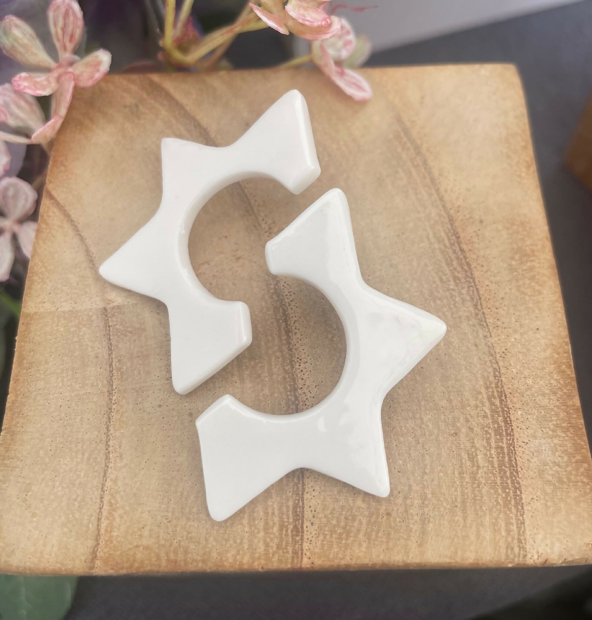 Boucles d’oreille en porcelaine en forme d’étoile, blanc, vue rapprochée