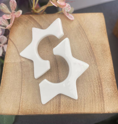 Boucles d’oreille en porcelaine en forme d’étoile, blanc, vue rapprochée