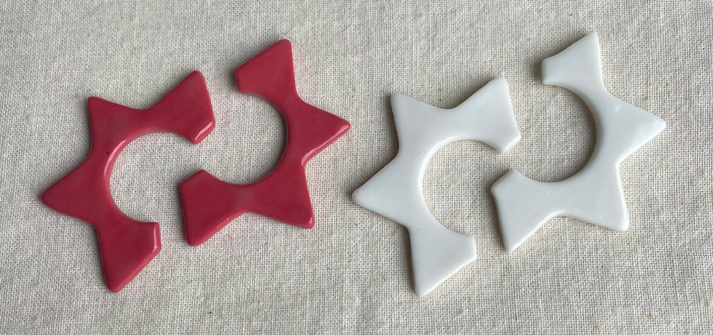 Boucles d’oreille en porcelaine en forme d’étoile, lot framboise et blanc