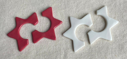 Boucles d’oreille en porcelaine en forme d’étoile, lot framboise et blanc
