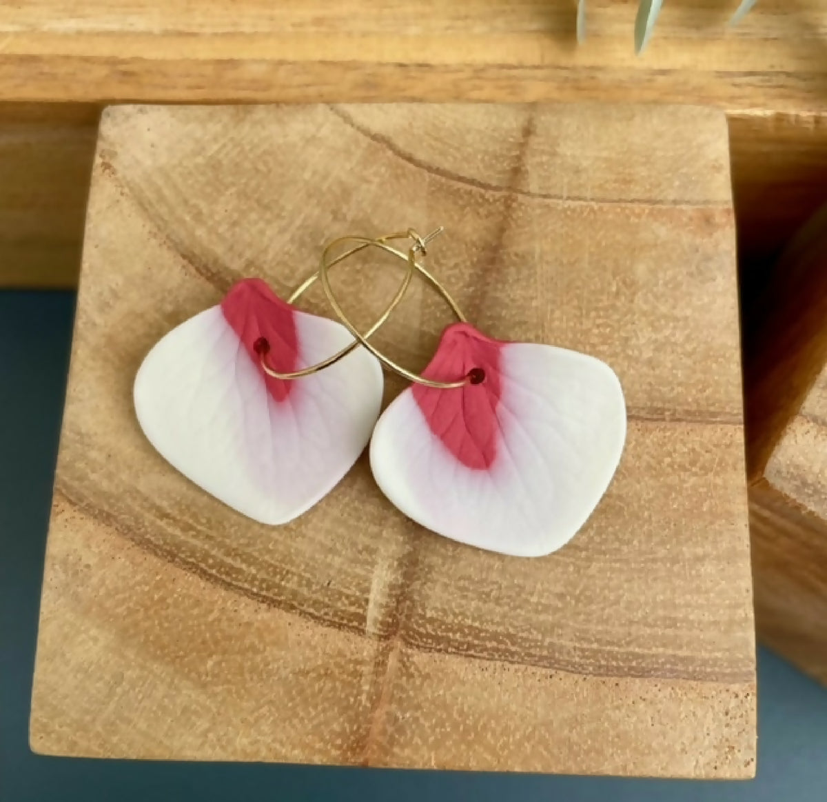 Boucles créoles en porcelaine blanche, pendants rouges, monture dorée
