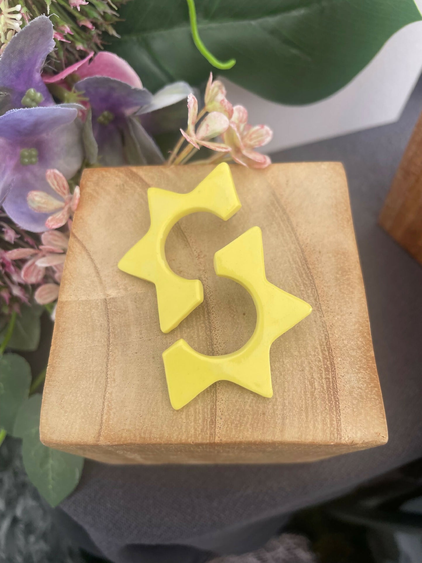 Boucles d’oreille en porcelaine en forme d’étoile, jaune