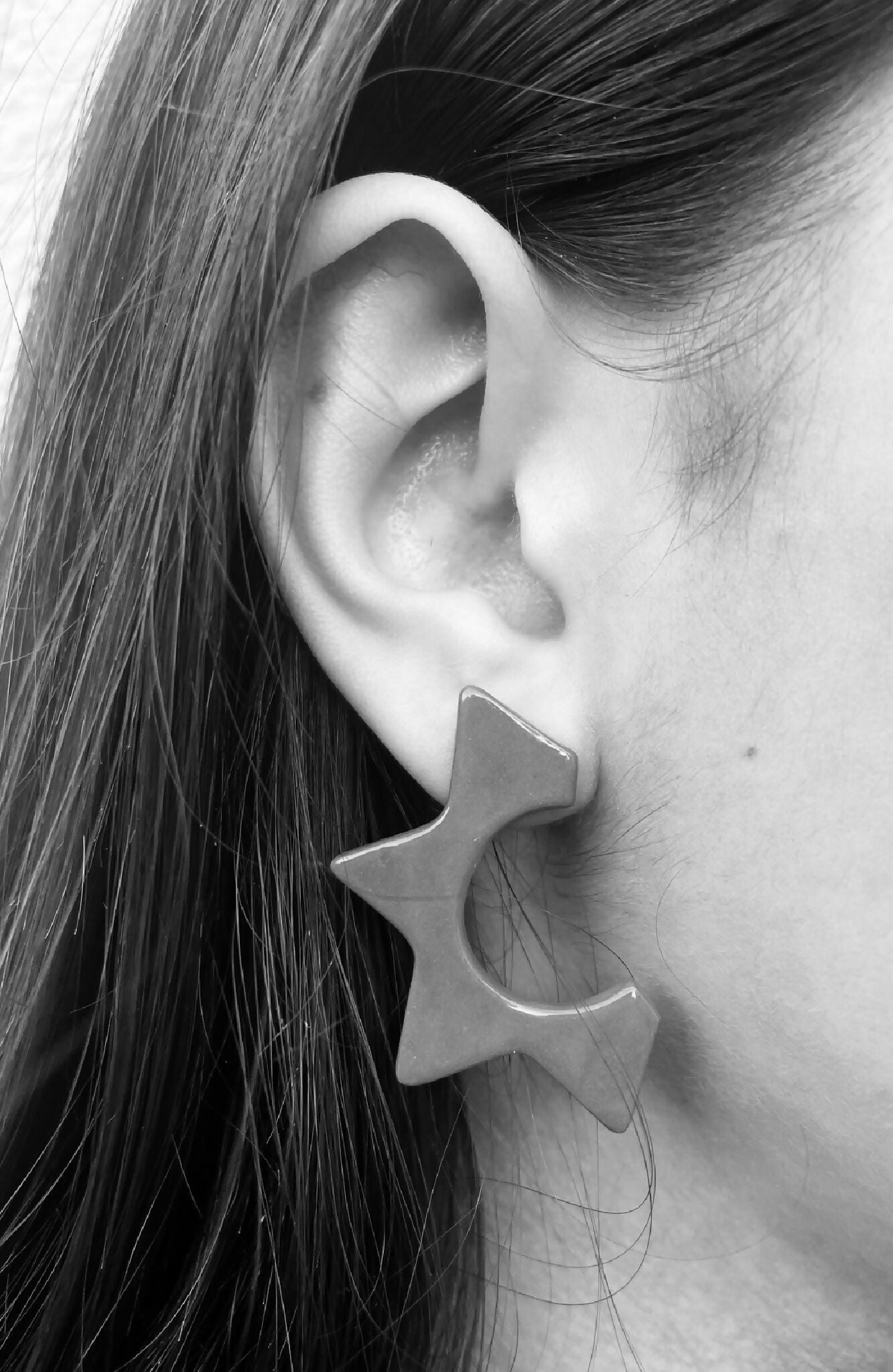 Boucles d’oreille en porcelaine en forme d’étoile, gris, portées