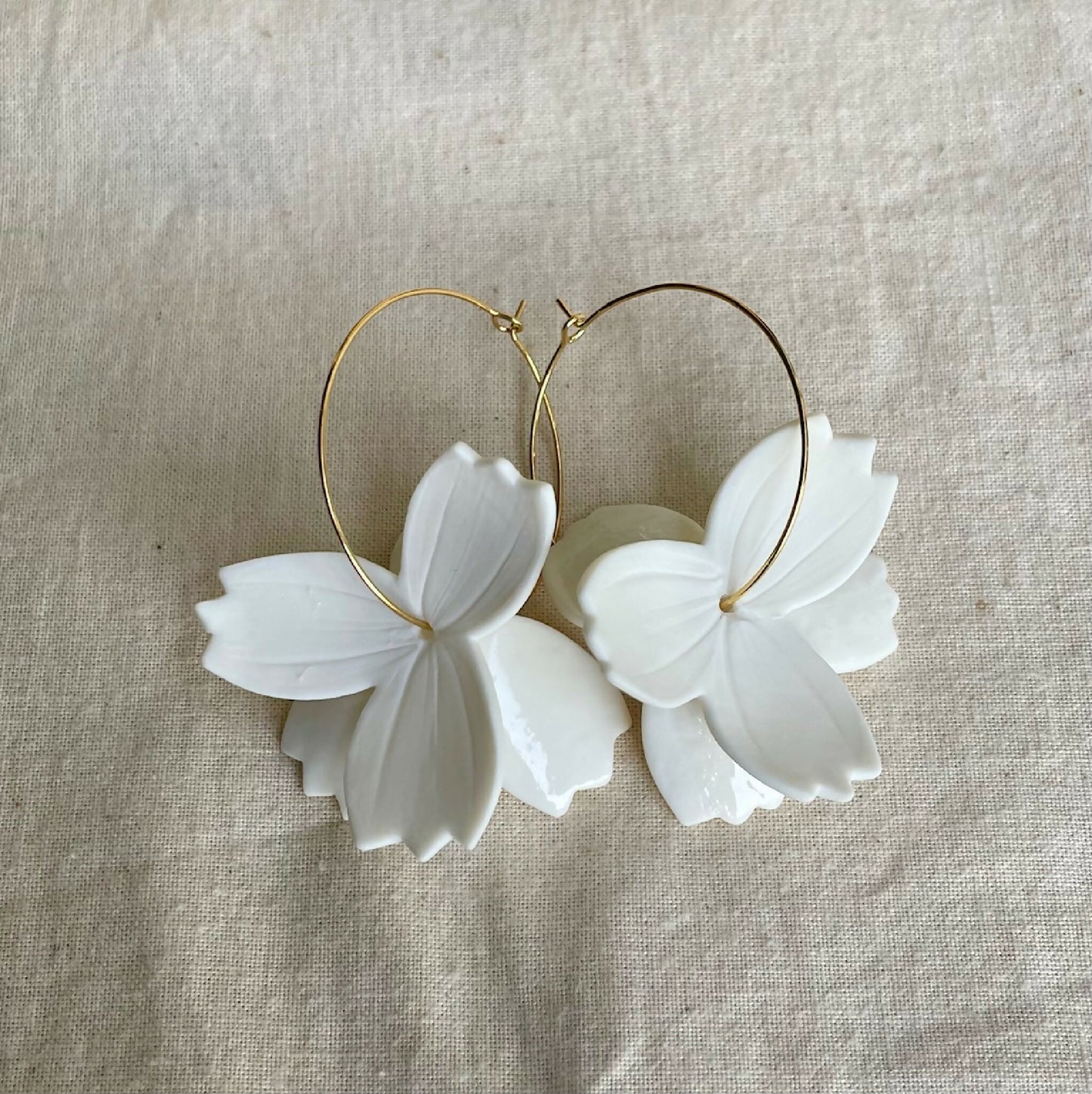 Créoles dorées avec fleurs en porcelaine blanche, pétales superposés