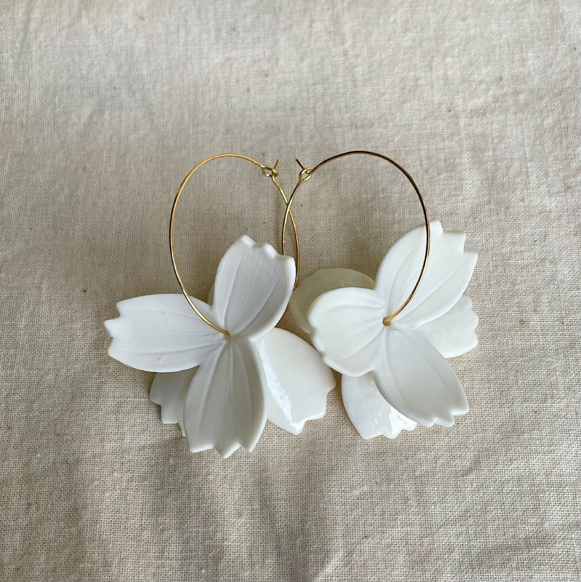 Créoles dorées avec fleurs en porcelaine blanche, pétales superposés