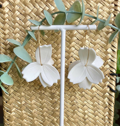 Boucles créoles dorées avec grande fleur en porcelaine blanche, détails des pétales