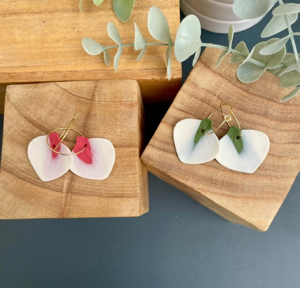 Boucles créoles en porcelaine blanche, pendants rouges et verts, monture dorée