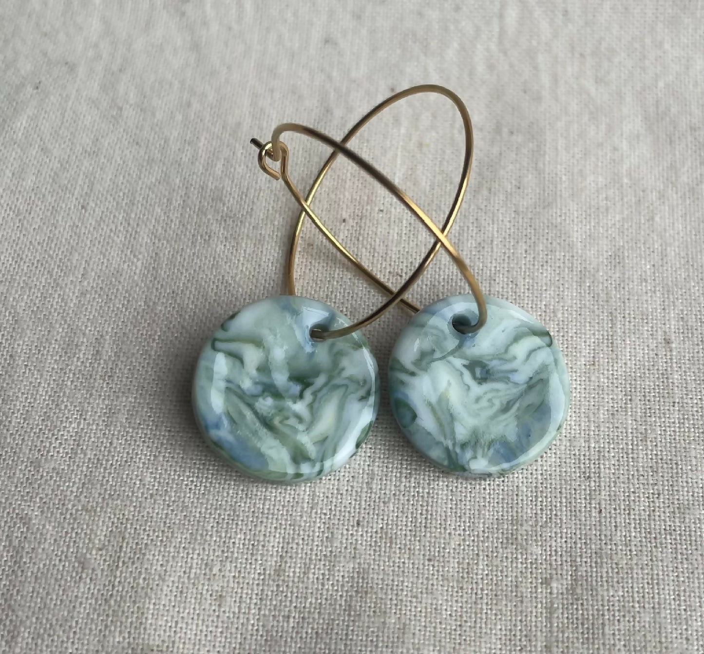 Boucles d’oreilles créoles en porcelaine émaillée vert d’eau, motif marbré, anneaux dorés