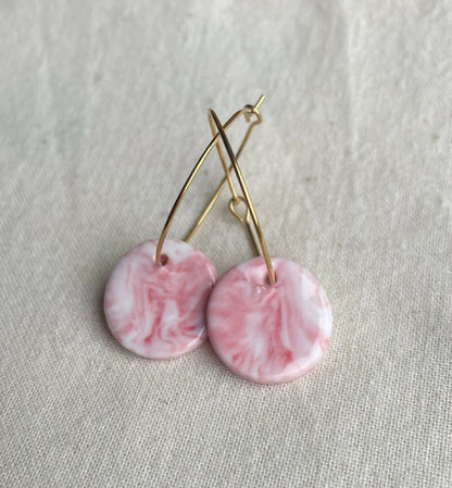 Boucles d’oreilles créoles en porcelaine émaillée rose, motif marbré, anneaux dorés