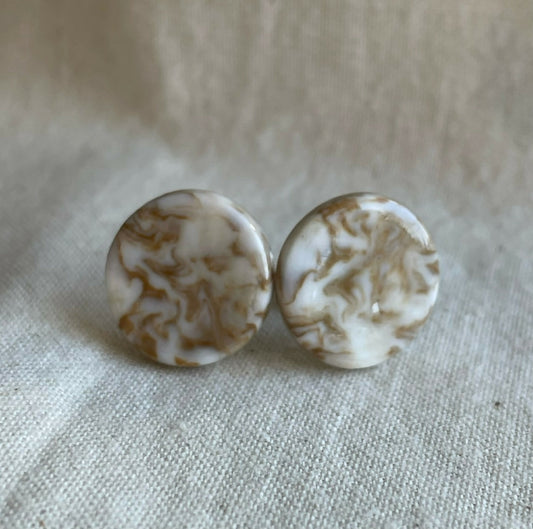 Boucles d’oreille à clous ronds en porcelaine crème et beige marbrée