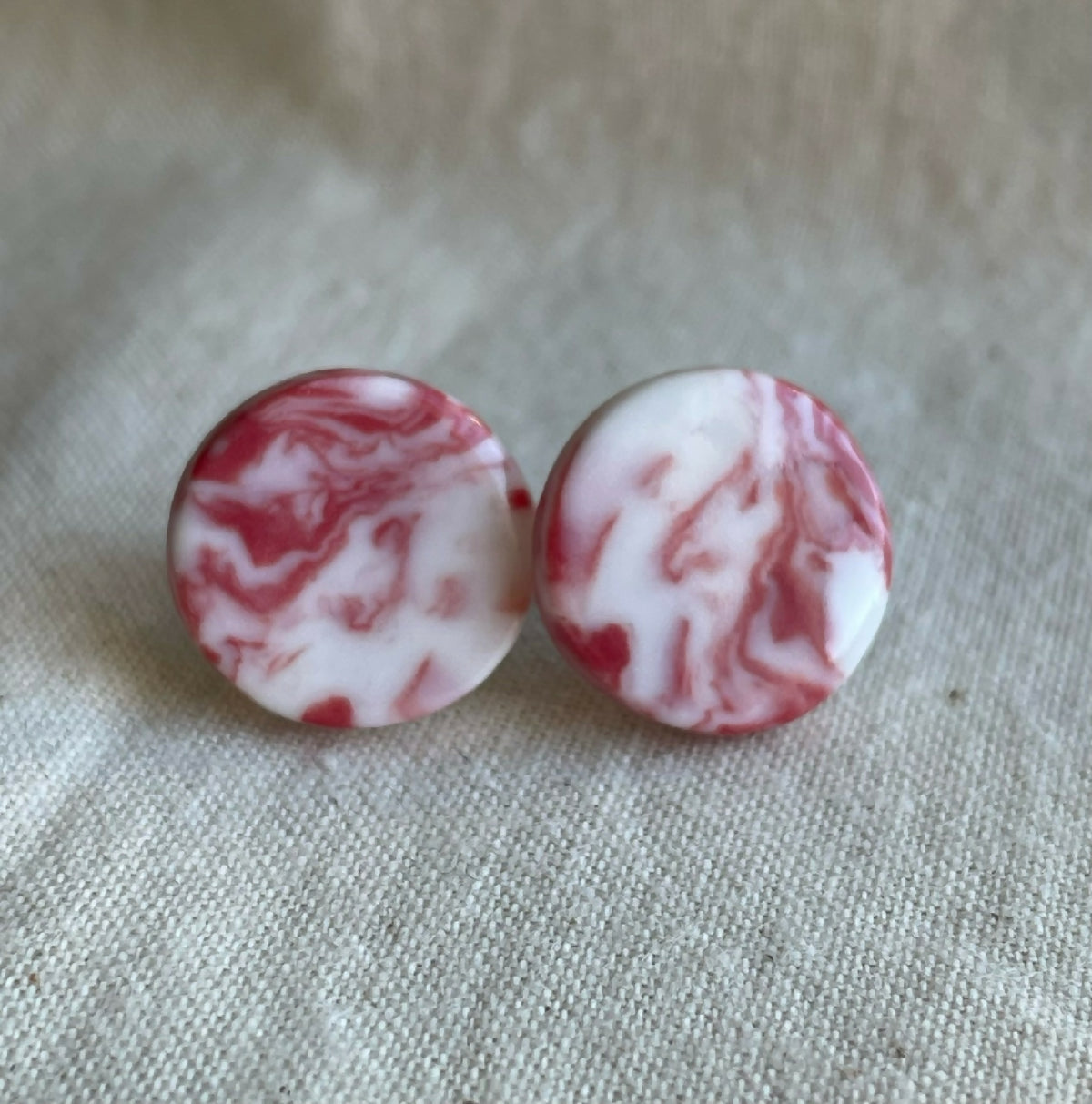 Boucles d’oreille à clous ronds en porcelaine blanche et rouge marbrée