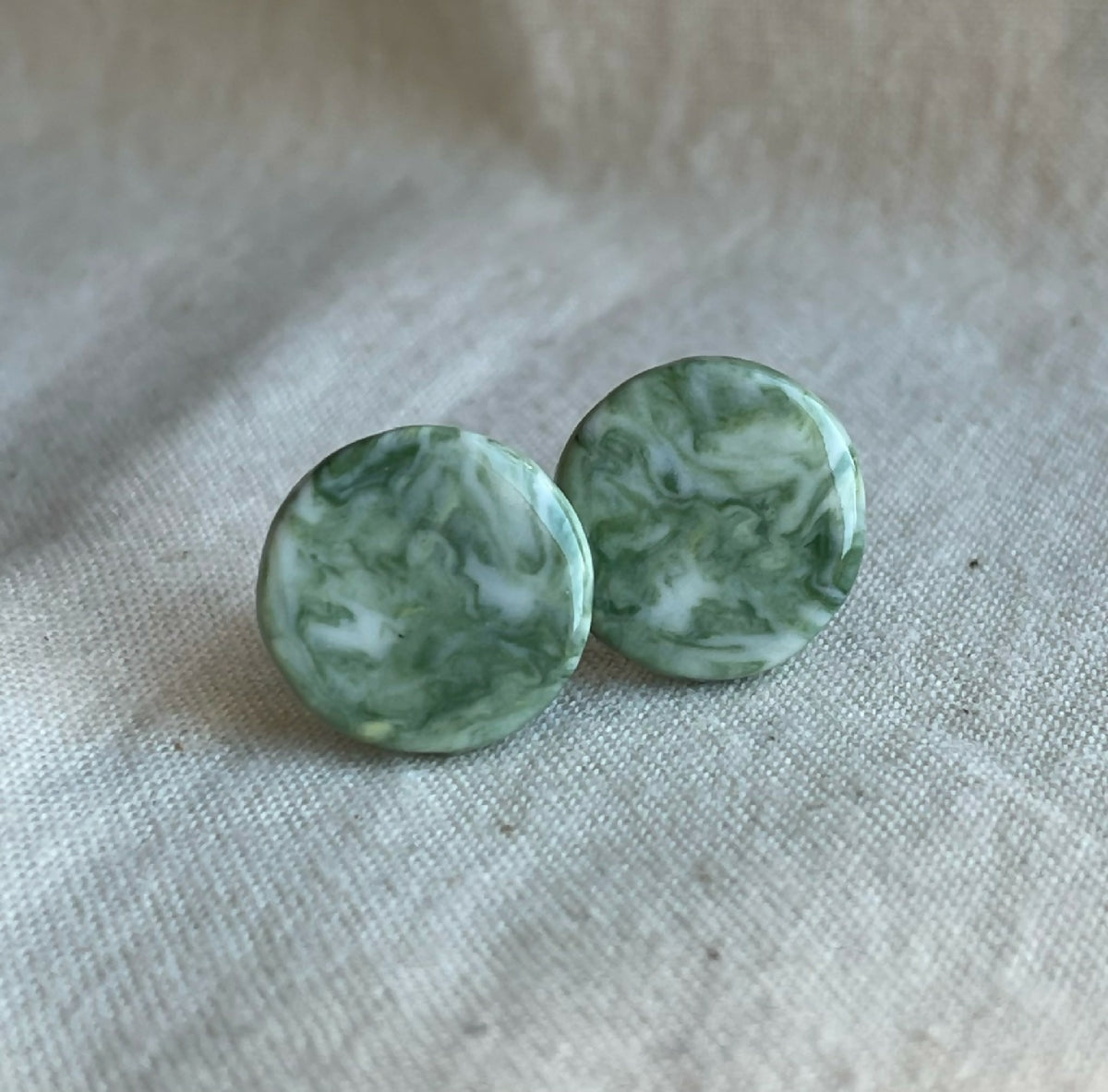 Boucles d’oreille à clous ronds en porcelaine verte marbrée