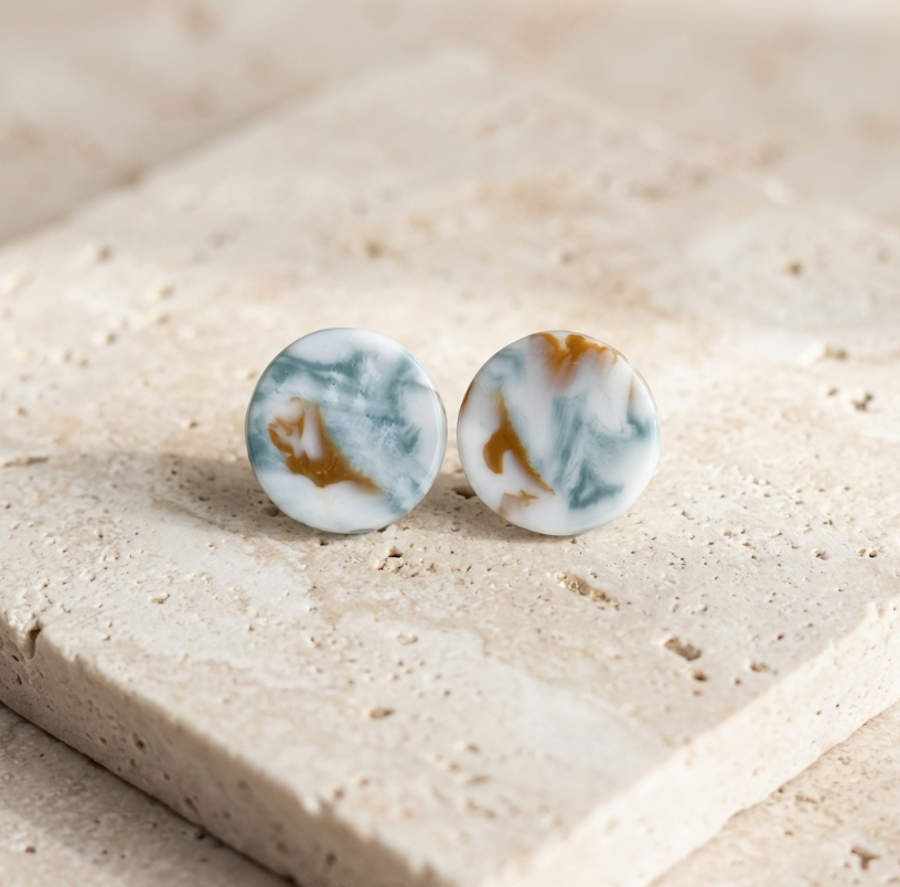 Paire de clous d’oreille en porcelaine, motifs marbrés bleu et blanc avec touches beige