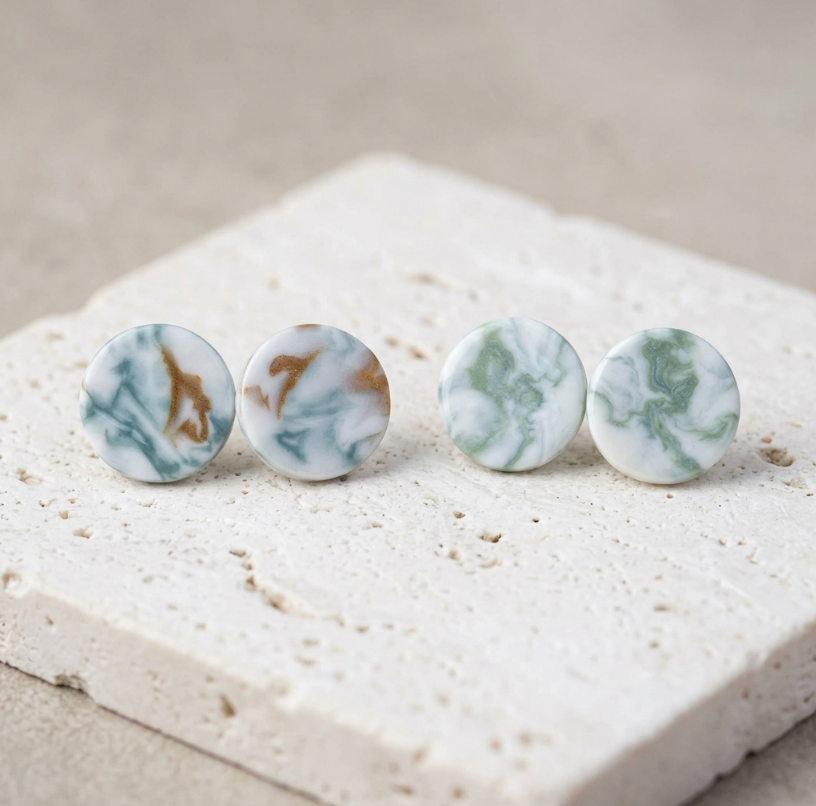 Clous d’oreille ronds en porcelaine blanche, motifs marbrés bleu beige et vert