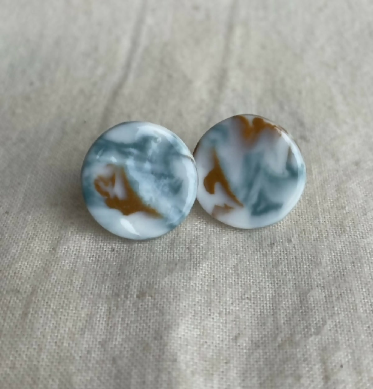 Paire de boucles d’oreilles en porcelaine ronde bleu marbré, éclats camel/gris, clous