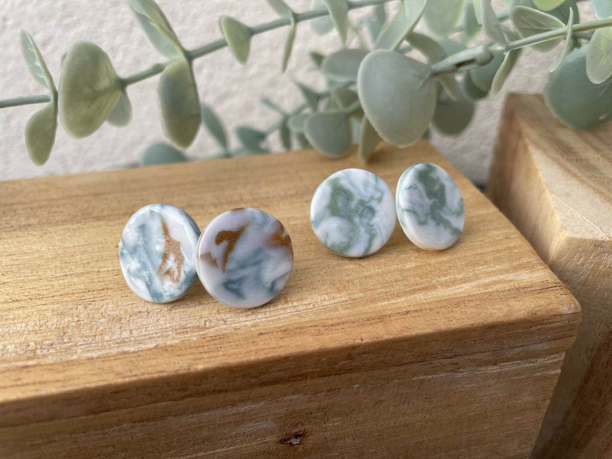 Clous d’oreille ronds en porcelaine, motifs marbrés bleu et blanc, assorti vert