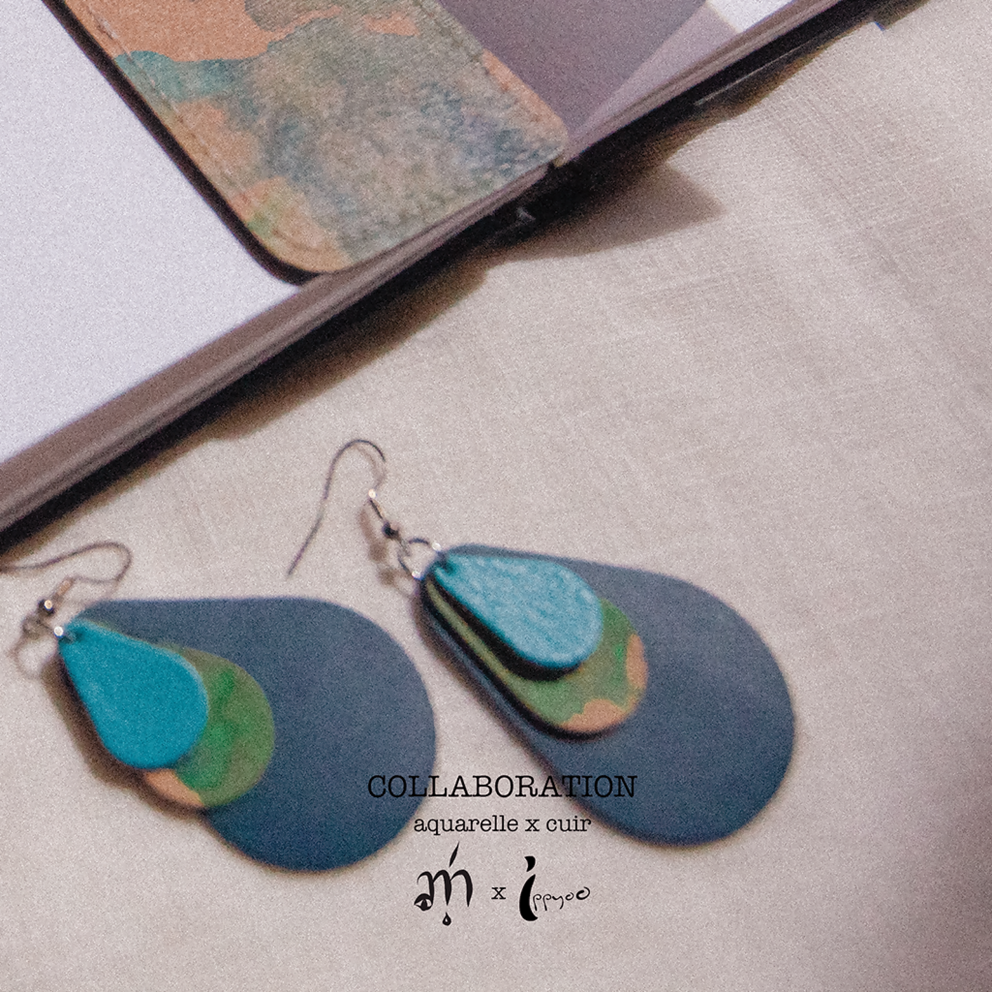 boucle-d-oreilles-bijou-artisanal-cuir-bleu-aquarelle