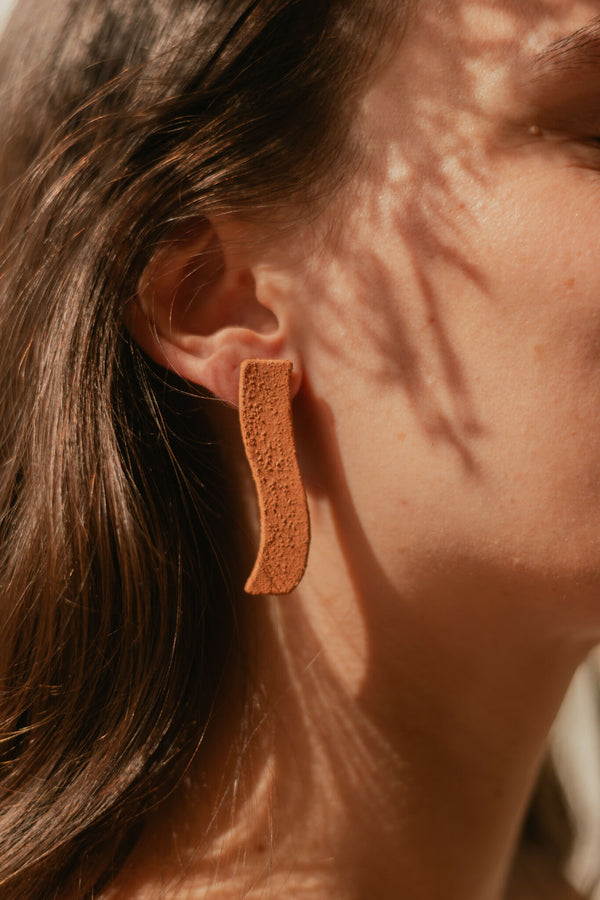 Boucles d’oreilles pendantes en rectangle texturé terra cotta