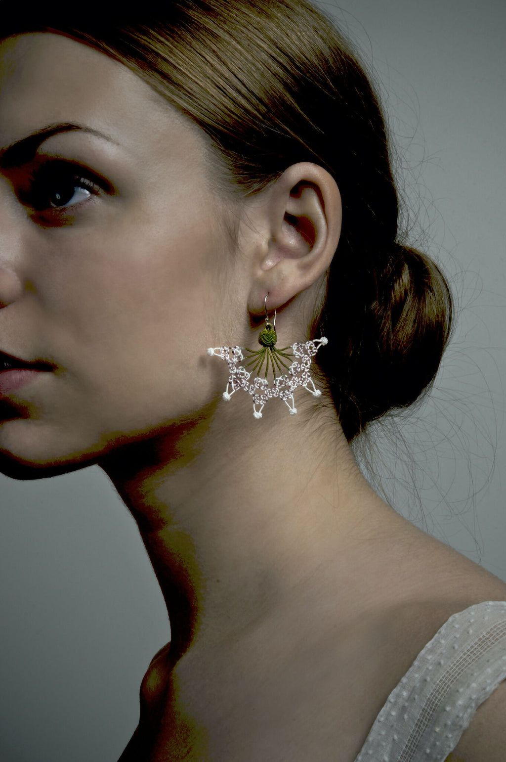 Boucles d’oreilles pendantes en soie, motif éventail et étoile, tons verts.