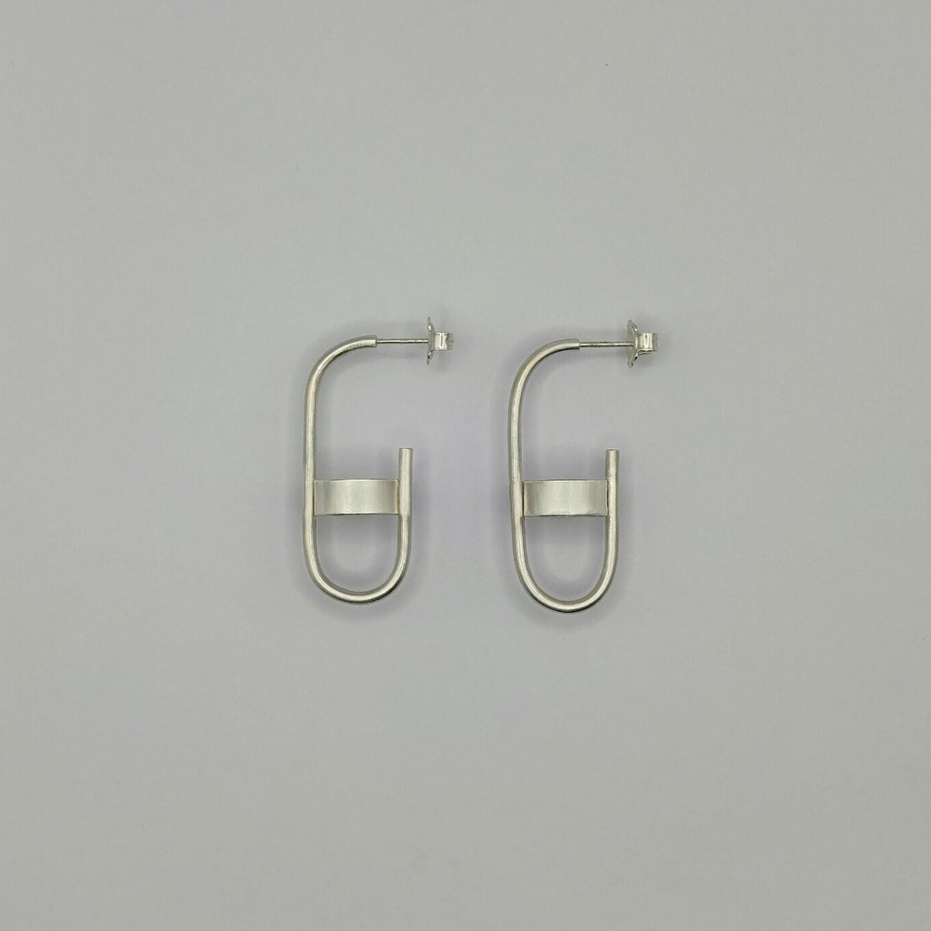 Boucles d’oreille anneaux argentés, vue de face avec barre rectangulaire