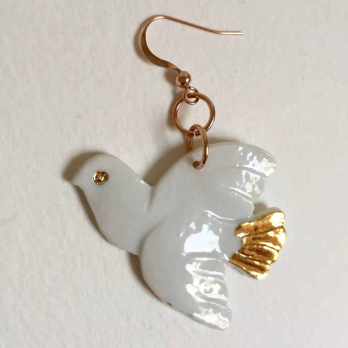 Boucles d’oreille colombes blanches, détail perles dorées et pendentif