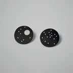 Paire de boucles d’oreilles constellation rondes noires, motifs d’étoiles blanches
