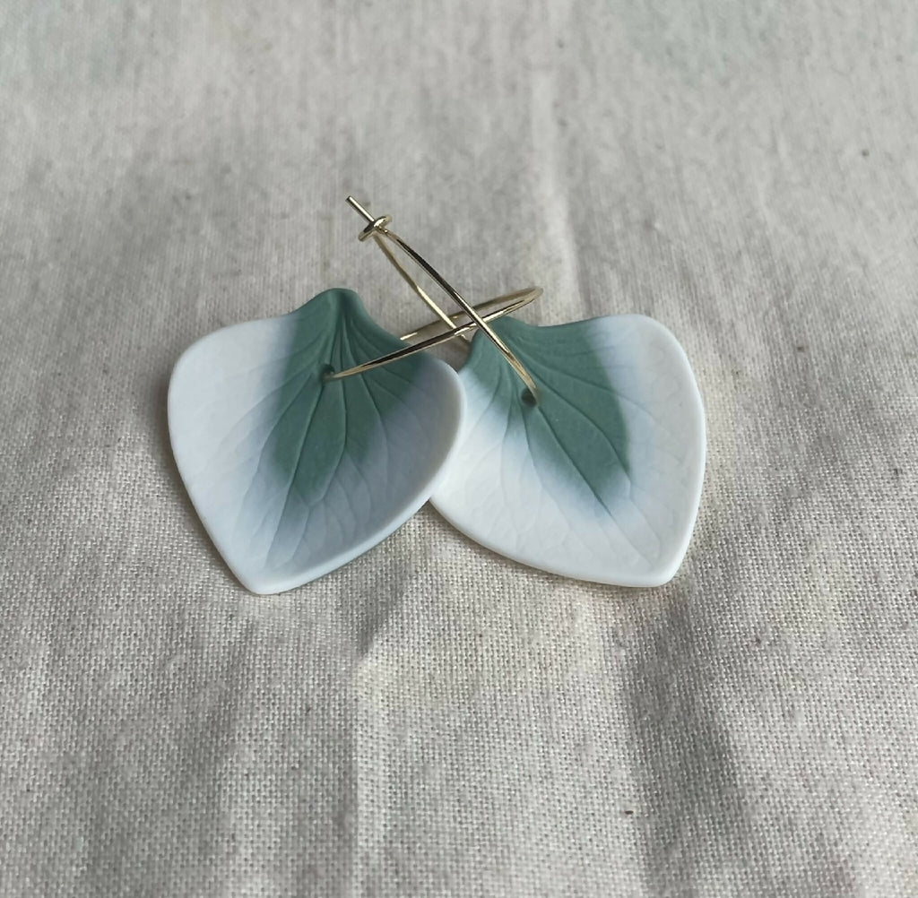 Boucles d’oreille créoles en porcelaine bleu clair, forme de pétales, attaches dorées.