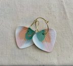 Boucles d’oreille créoles en porcelaine Marie Courtillat, pendentifs roses et vert émeraude