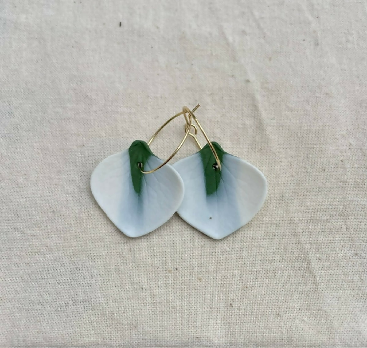 Créoles en porcelaine blanche, pendants verts, monture dorée