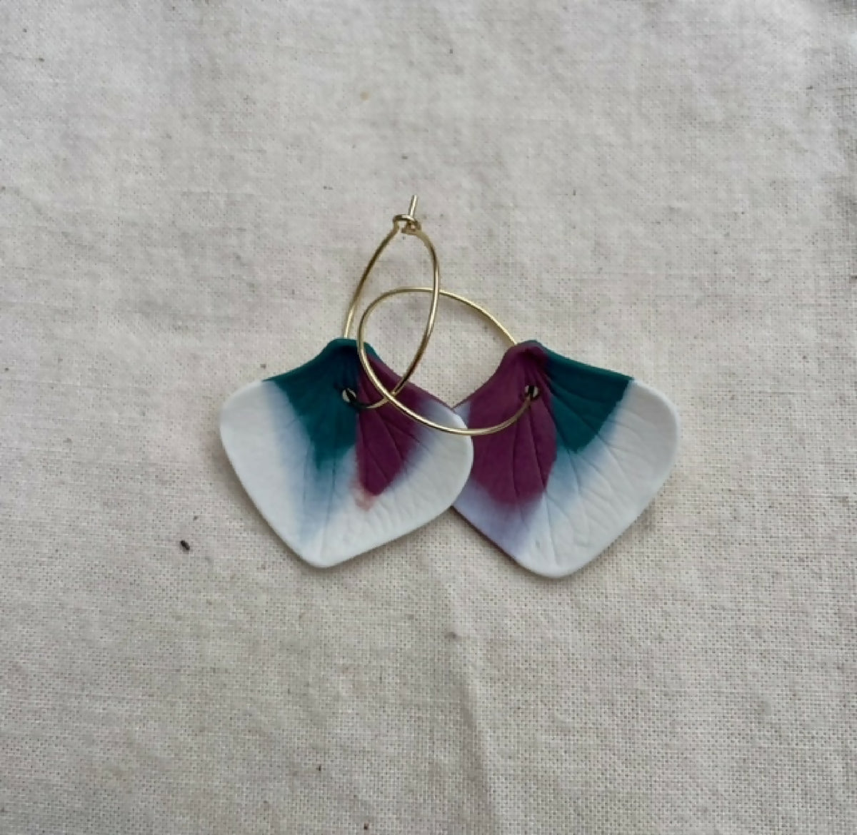 Paire de boucles d’oreille créoles dorées avec pendentifs porcelaine dégradé bleu et prune