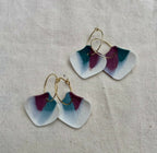 Boucles d’oreille créoles dorées, pendentifs porcelaine bleu clair et prune en forme de goutte