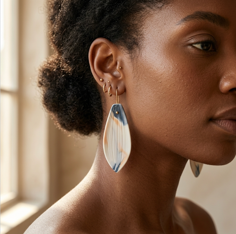 Boucles d’oreille en porcelaine Marie Courtillat, goutte blanche et bleu-gris
