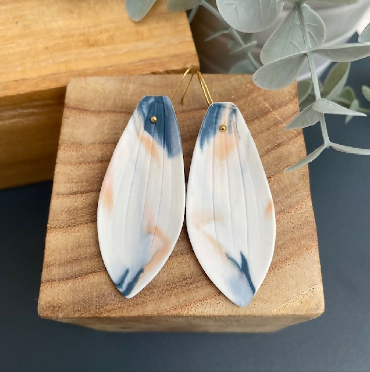 Boucles d’oreille en porcelaine blanche et bleue, gouttes, fermoirs dorés.