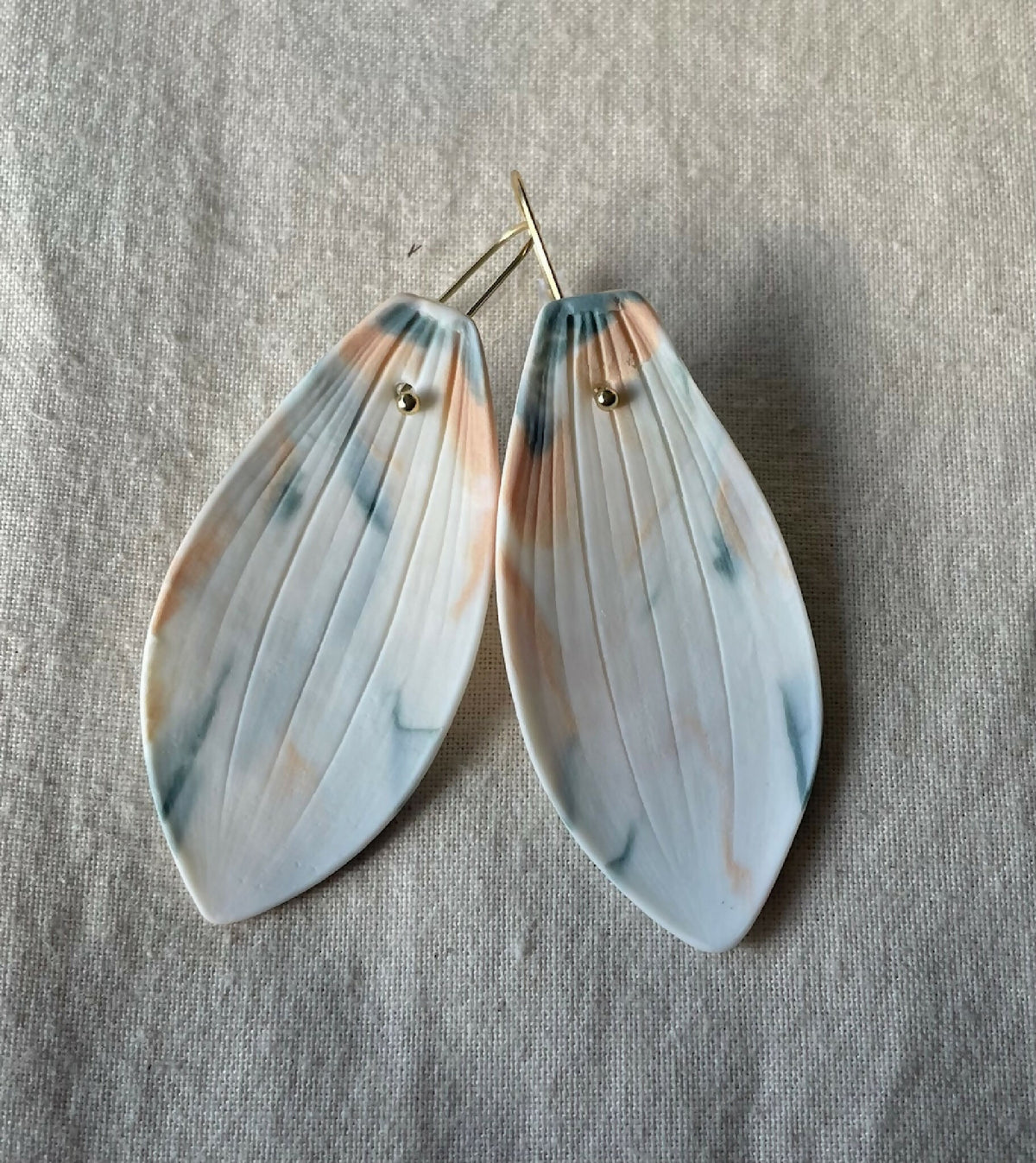 Boucles d’oreille en porcelaine bleu-gris, gouttes nacrées, crochets dorés.