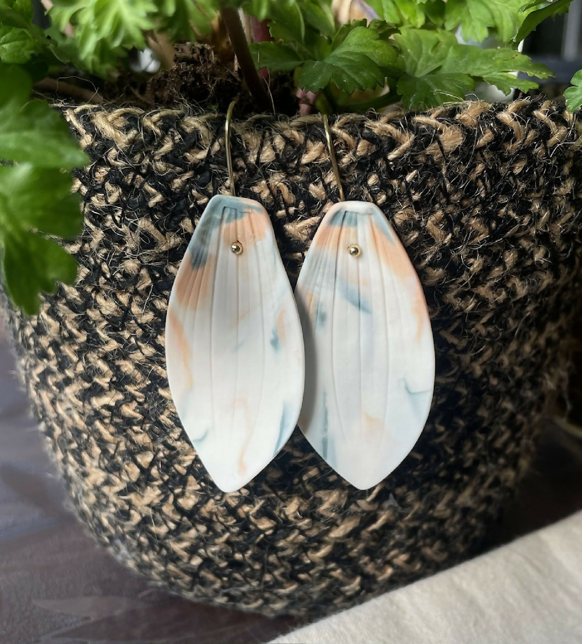 Boucles d’oreille en porcelaine bleu-gris et blanc, gouttes, crochets dorés.