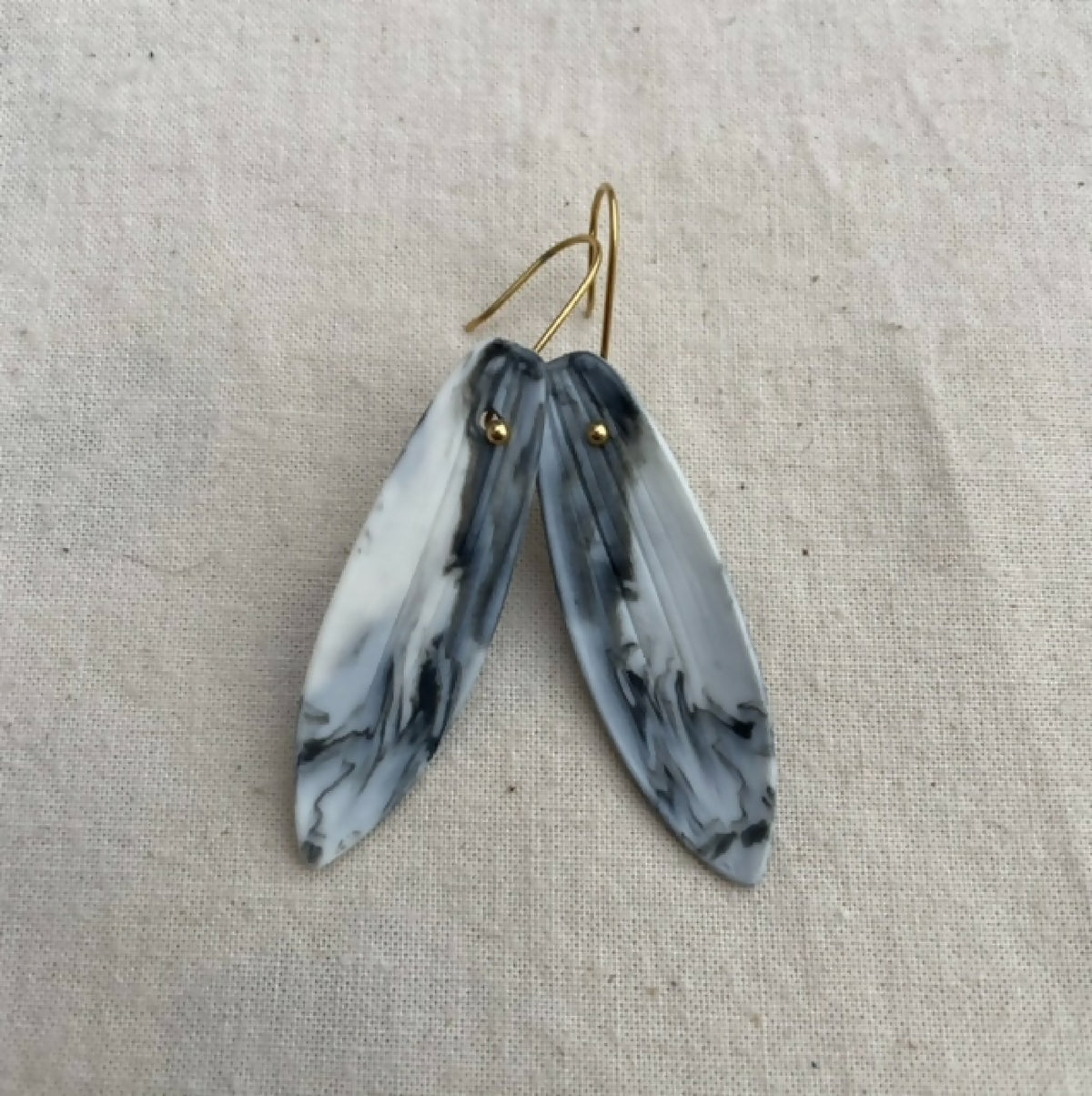 Boucles d’oreille en porcelaine marbrée noir et blanc, gouttes, crochets dorés