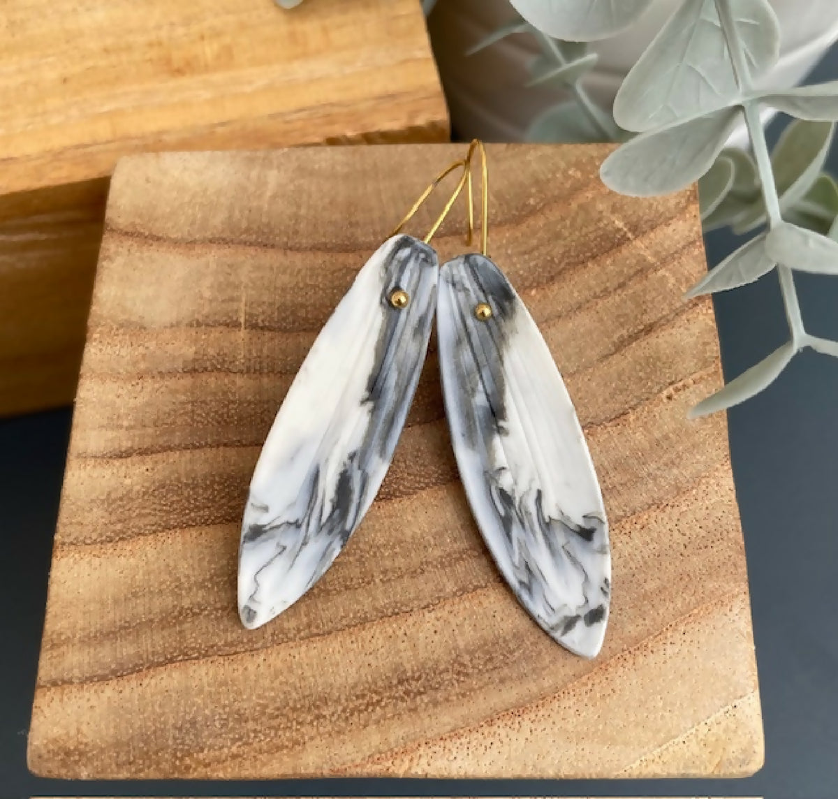 Boucles d’oreille en porcelaine noir et blanc marbré, longues gouttes, attaches dorées