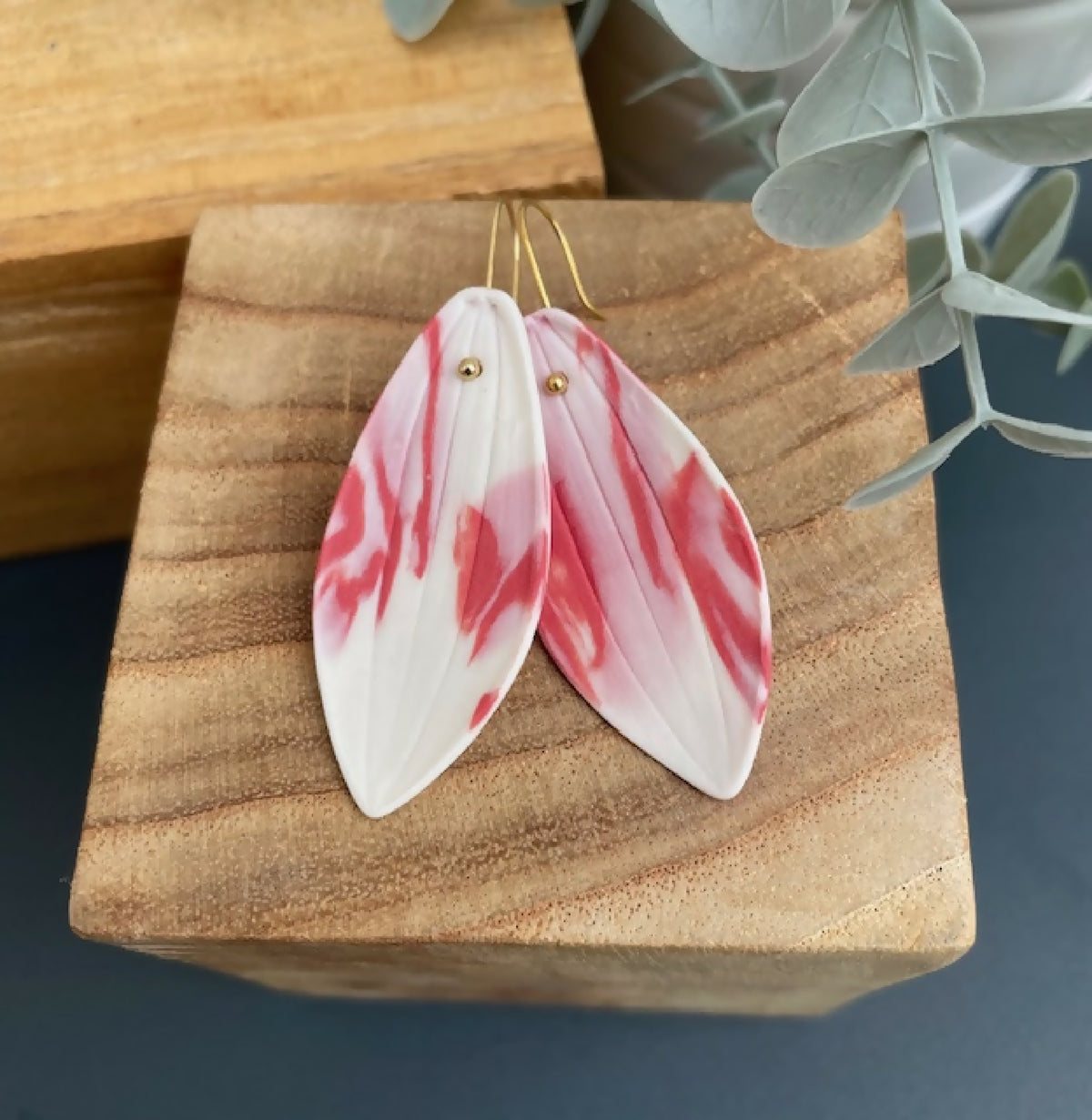 Boucles d’oreille en porcelaine blanches et rouges, forme feuille, attaches dorées