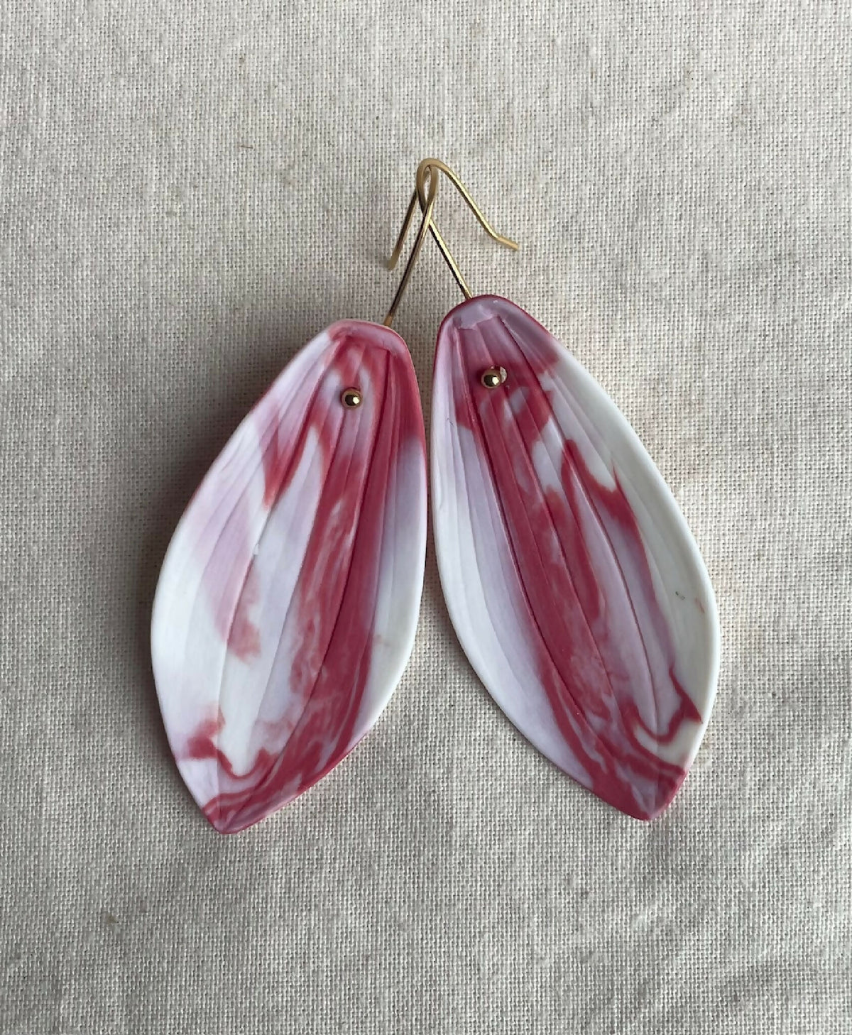 Boucles d'oreilles porcelaine Marie Courtillat, rouge et blanc, forme goutte