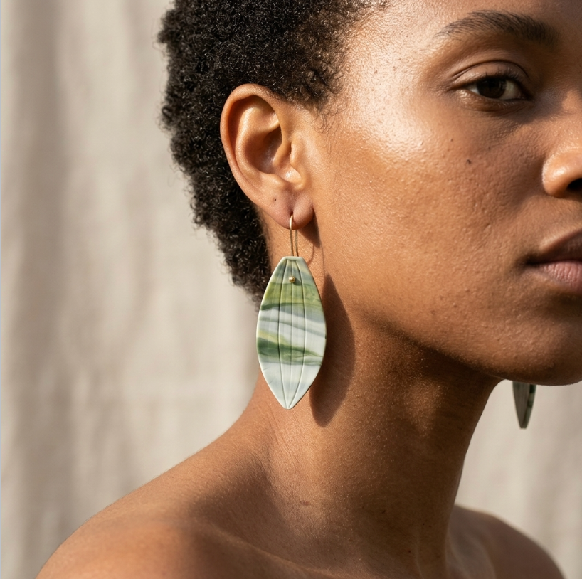 Boucles d’oreille gouttes ovales en porcelaine vertes à motifs, crochets dorés.